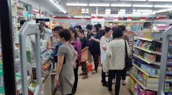 CHINESE RABBLE STAMPEDE IN 7/11