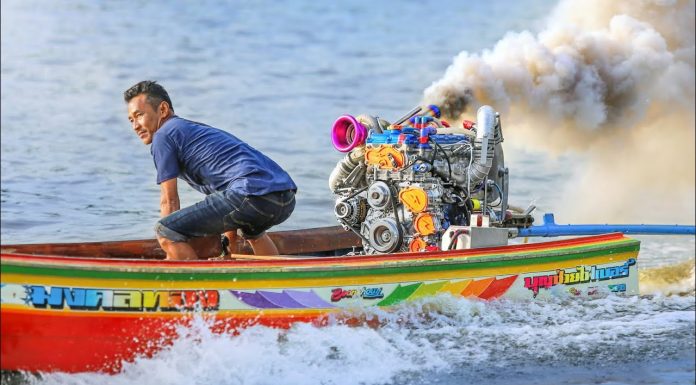 Drag Racing Turbo Longtail Thai Riverboats in Bangkok