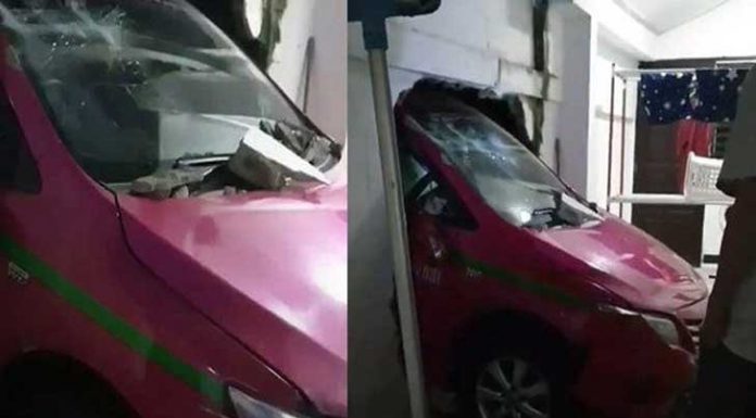 Video: Taxi goes through a wall at a house – “I was being robbed at knifepoint”, he claims