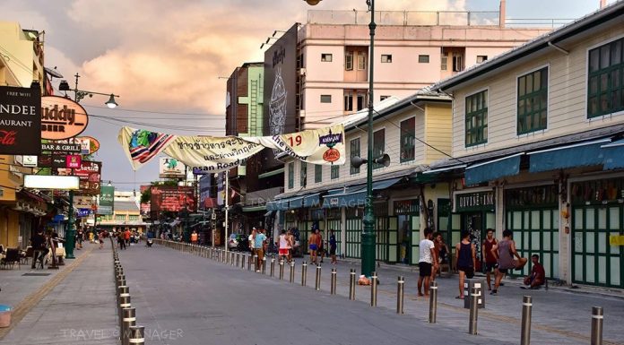 Khao San Rd: Foreigners must take 100 baht swab tests if vax is old – ambulance on standby to take them away if positive