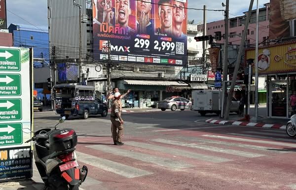 Pattaya Drunk Foreigner Incident: Intoxicated Man Detained After Naked Disturbance at Busy Intersection